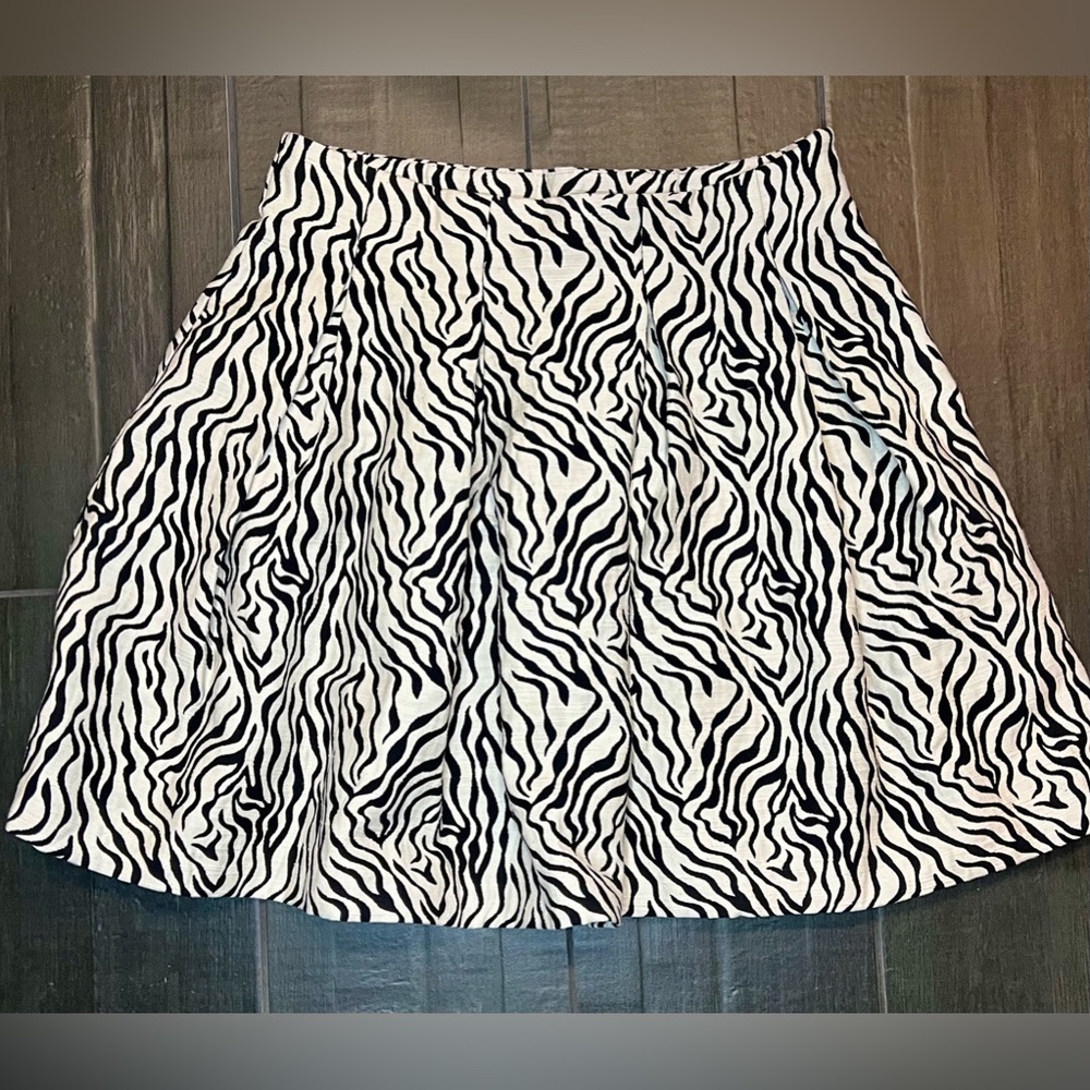 H & M pleated A-line mini skirt Stylish zebra animal print Black & White Size 12